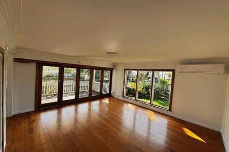 Photo of property in 17 Tauhinu Road, Greenhithe, Auckland, 0632