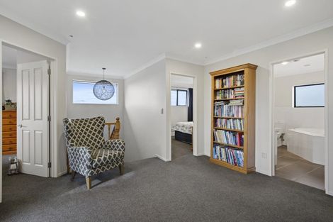 Photo of property in 32 Lough Bourne Drive, Pukekohe, 2120