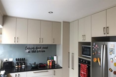 Photo of property in 2/7 Bernie Edwards Place, Botany Downs, Auckland, 2010