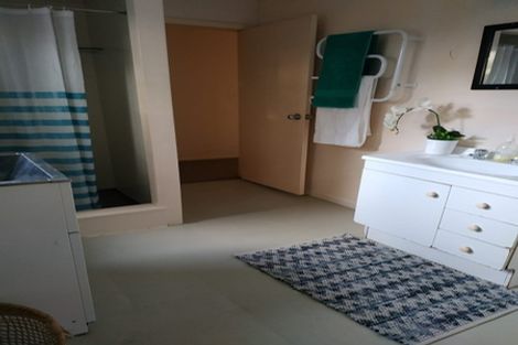 Photo of property in 8b Holiday Road, Stanmore Bay, Whangaparaoa, 0932