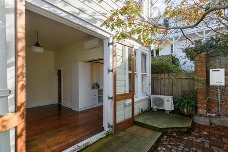 Photo of property in 2 Howard Street, Mount Cook, Wellington, 6021