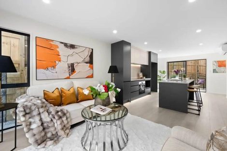 Photo of property in 7b Maroubra Place, Botany Downs, Auckland, 2010