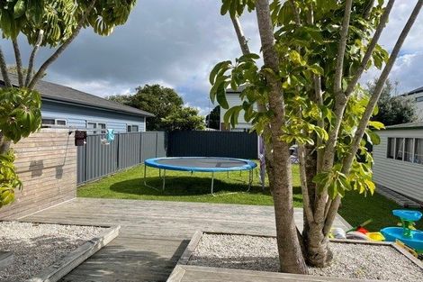 Photo of property in 18 Farnborough Crescent, Mangere, Auckland, 2022