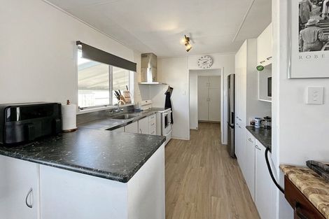 Photo of property in 26 Cumberland Place, Kelvin Grove, Palmerston North, 4414