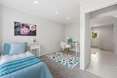 Photo of property in 26 Pickwick Parade, Mellons Bay, Auckland, 2014