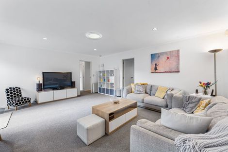 Photo of property in 16 Fernloche Place, Flat Bush, Auckland, 2016