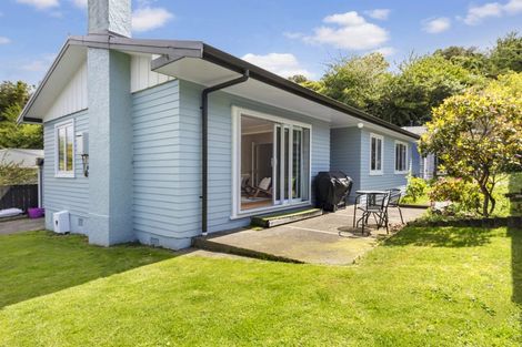 Photo of property in 18 Batchelor Street, Newlands, Wellington, 6037