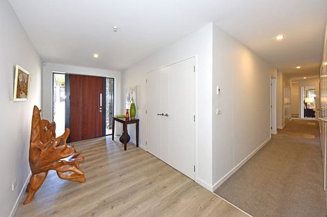 Photo of property in 3 Stoneyridge Close, Mount Pleasant, Christchurch, 8081