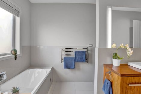 Photo of property in 1 Gleneagles Way, Waiwhakaiho, New Plymouth, 4312