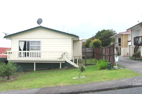 Photo of property in 2/5 Capilano Place, Glenfield, Auckland, 0629