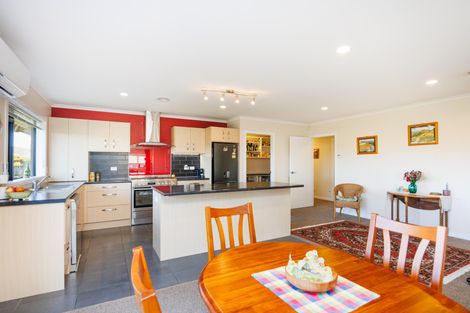 Photo of property in 12 Ron Place, Fitzherbert, Palmerston North, 4410
