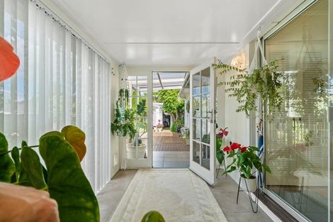 Photo of property in 27 Miro Road, Mangere Bridge, Auckland, 2022