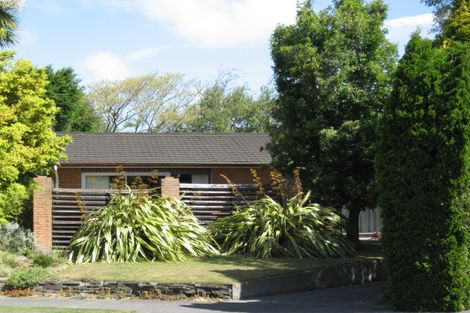 Photo of property in 17 Lombard Place, Avonhead, Christchurch, 8042