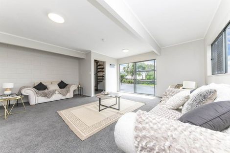 Photo of property in 35 Kemp Road, Massey, Auckland, 0614