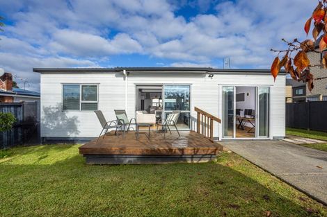 Photo of property in 2/7 Eskdale Road, Birkdale, Auckland, 0626