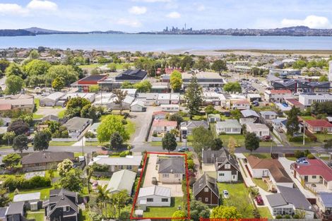 Photo of property in 20 Peachgrove Road, Te Atatu Peninsula, Auckland, 0610