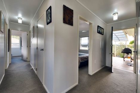 Photo of property in 9 Farwood Drive, Henderson, Auckland, 0612