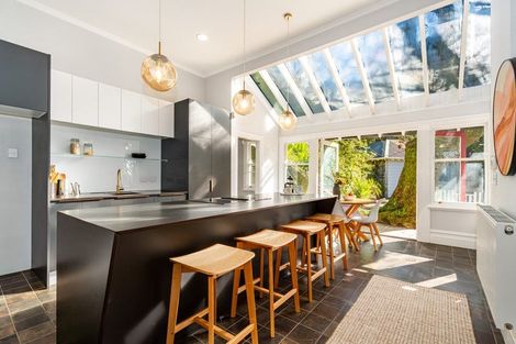 Photo of property in 50 Garden Road, Northland, Wellington, 6012