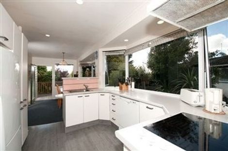 Photo of property in 10 Weatherly Road, Torbay, Auckland, 0630