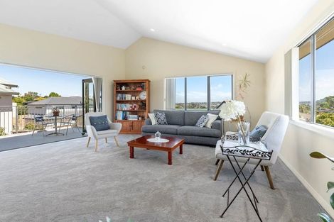 Photo of property in 1/230 East Coast Road, Forrest Hill, Auckland, 0620