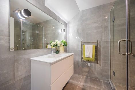 Photo of property in 2/5 Marsh Avenue, Forrest Hill, Auckland, 0620