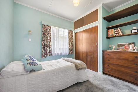 Photo of property in 104 Apu Crescent, Lyall Bay, Wellington, 6022