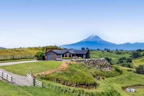 Photo of property in 956 Richmond Road, Lepperton, New Plymouth, 4373
