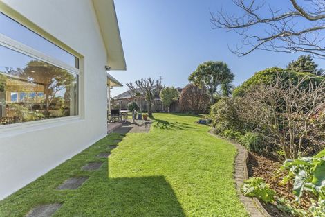 Photo of property in 3 Waiwera Place, Merrilands, New Plymouth, 4312