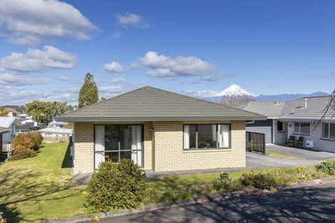 Photo of property in 2/16 Sandel Rise, Merrilands, New Plymouth, 4312