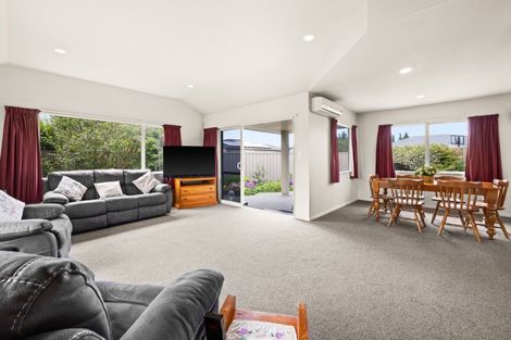 Photo of property in 2 Arthur Close, Clive, 4102