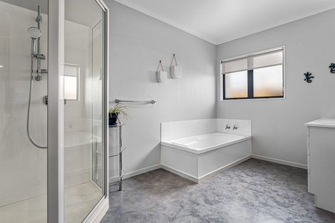 Photo of property in 21 Edgewater Grove, Whakatane, 3120