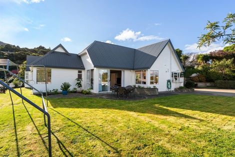 Photo of property in 69 Thatcher Crescent, Crofton Downs, Wellington, 6035