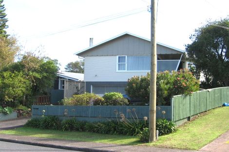 Photo of property in 3 Mayburn Road, Te Atatu Peninsula, Auckland, 0610