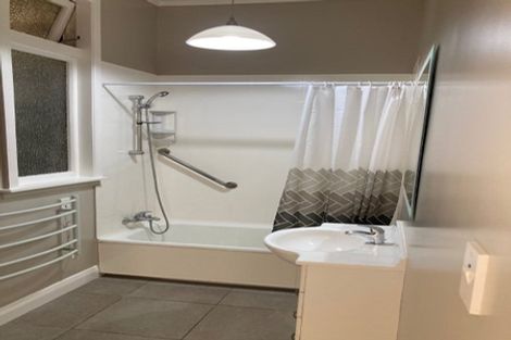 Photo of property in 21 Governor Road, Northland, Wellington, 6012