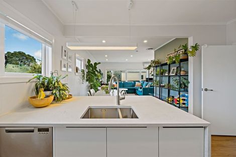 Photo of property in 17a Clinton Avenue, Te Atatu Peninsula, Auckland, 0610