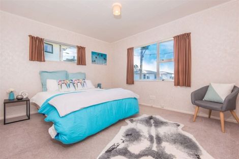 Photo of property in 6 Griffiths Grove, Newlands, Wellington, 6037