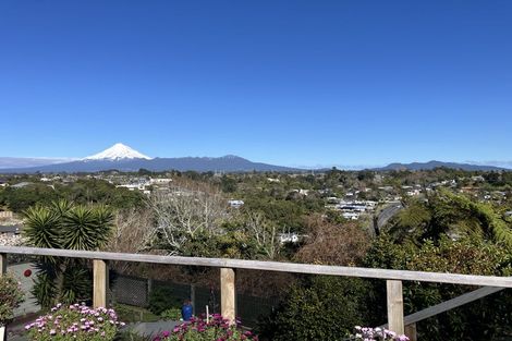 Photo of property in 21 Longview Drive, Merrilands, New Plymouth, 4312