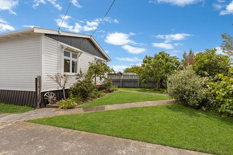 Photo of property in 2 Ngahina Street, Marton, 4710