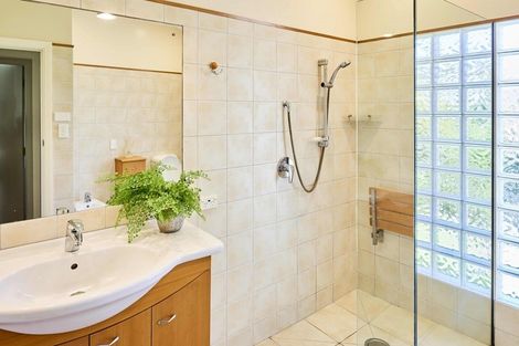 Photo of property in 2 Seaview Road, Paremata, Porirua, 5024