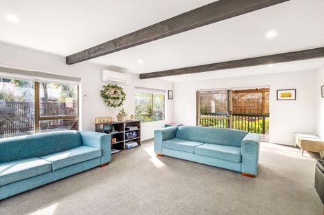 Photo of property in 10 Glen Vista Place, Bayview, Auckland, 0629