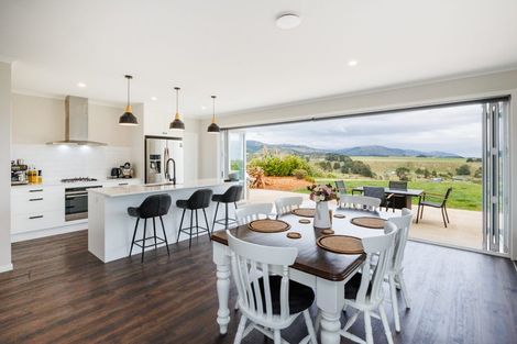 Photo of property in 16 Cyprus Place, Fitzherbert, Palmerston North, 4410