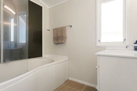 Photo of property in 23 Gilbass Avenue, Hamilton Lake, Hamilton, 3204