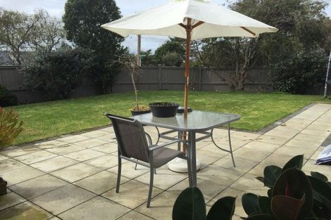 Photo of property in 1 Ward Crescent, Te Atatu Peninsula, Auckland, 0610