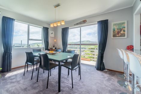 Photo of property in 5 Hillview Crescent, Paparangi, Wellington, 6037