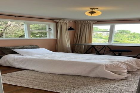 Photo of property in 5 Richmond Road, Mahina Bay, Lower Hutt, 5013