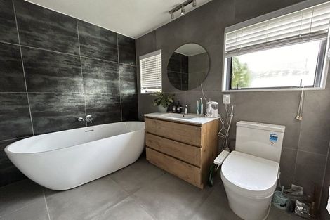 Photo of property in 13 Sunward Rise, Glenfield, Auckland, 0629