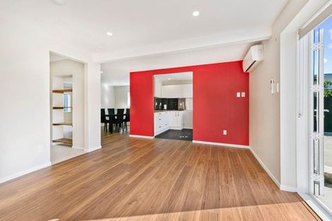 Photo of property in 18 Grassmere Road, Henderson Valley, Auckland, 0612