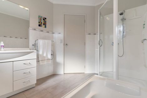 Photo of property in 11 Grovenor Drive, Orewa, 0931