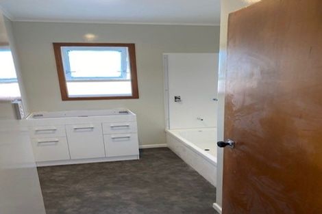 Photo of property in 20 Ocean View Road, Northcote, Auckland, 0627