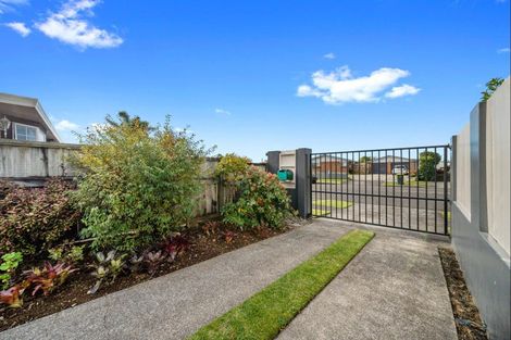 Photo of property in 33 Heta Road, Highlands Park, New Plymouth, 4312